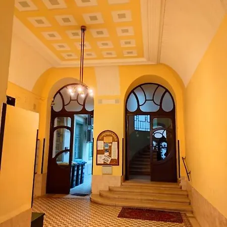 Chic Center Ac & Tropical Charm * Budapest