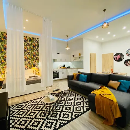 Chic Center Ac & Tropical Charm * Budapest